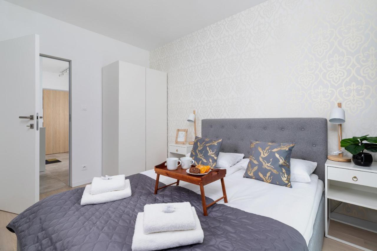 Apartment With Balcony & Parking Mogilska By Renters Prestige Cracovia Exterior foto