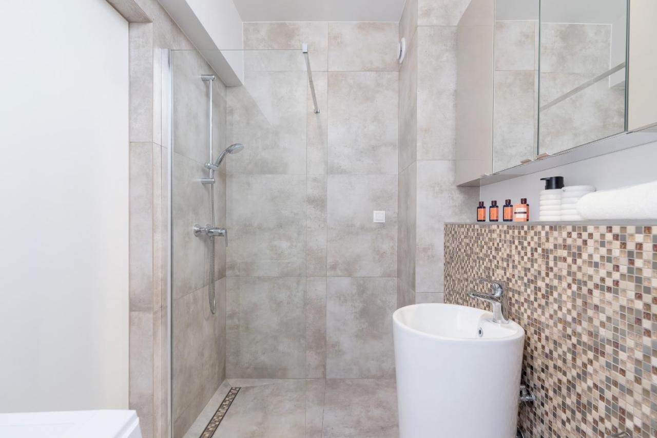 Apartment With Balcony & Parking Mogilska By Renters Prestige Cracovia Exterior foto